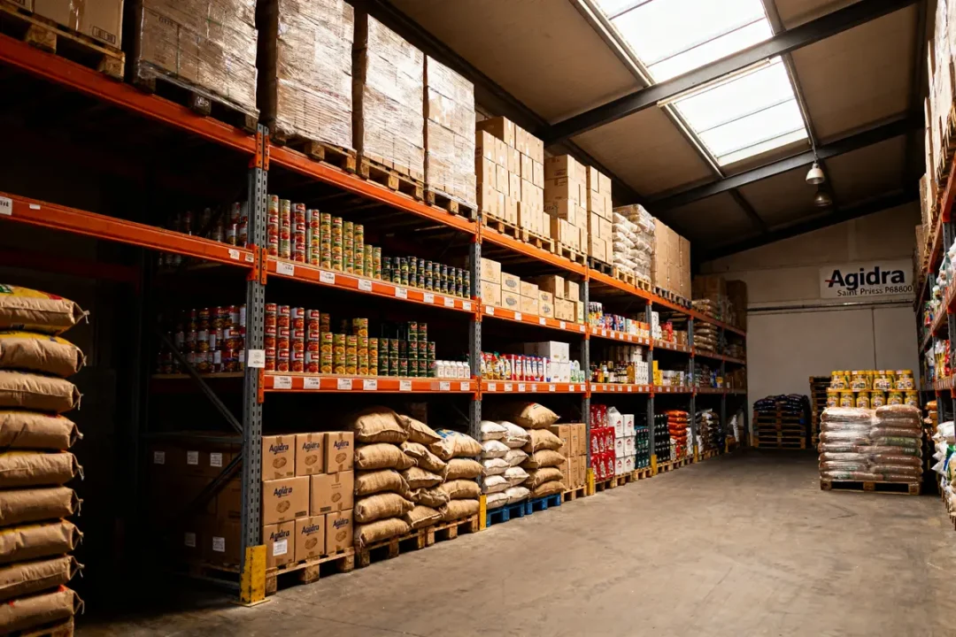 Rayonnages de produits alimentaires dans l'entrepôt Agidra 69800 Saint Priest