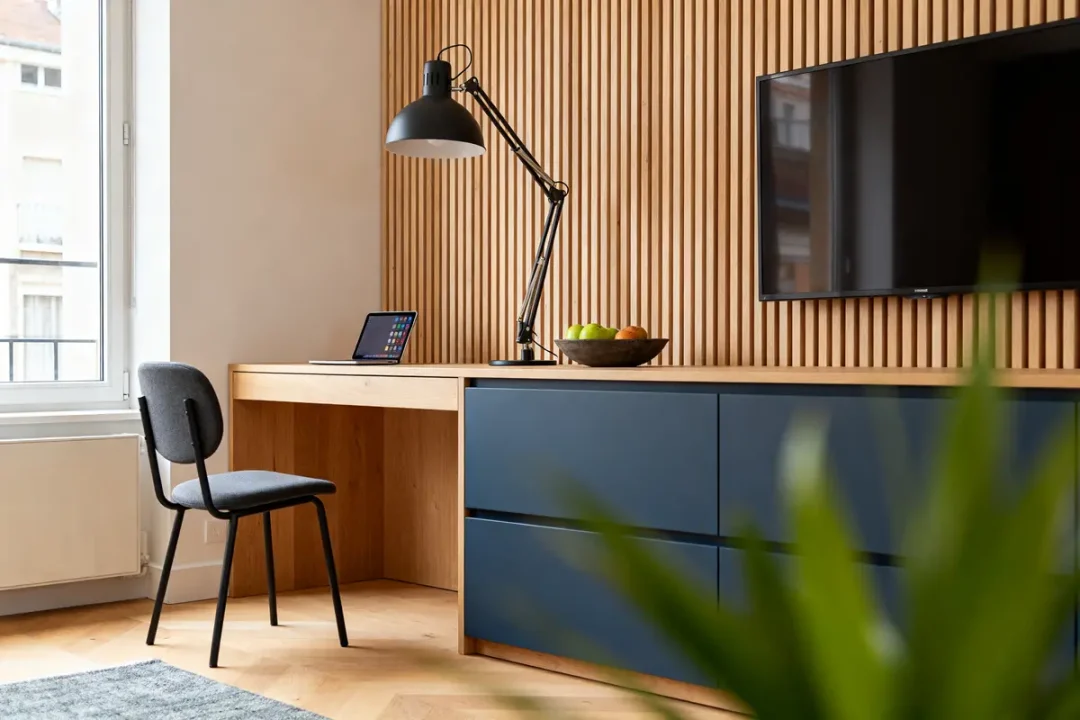 Espace de travail moderne conçu par LDEO Intérieurs avec bureau et décoration épurée