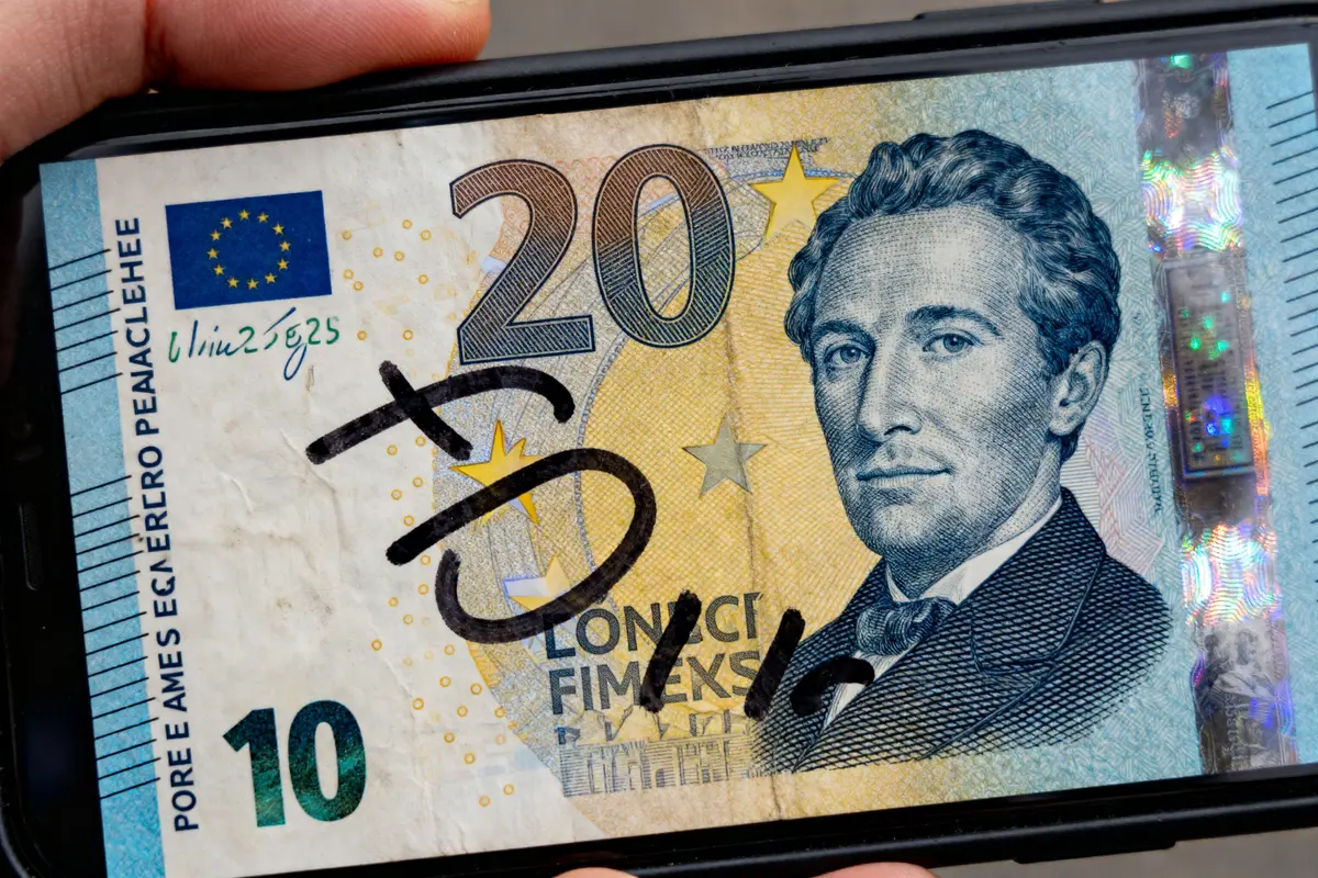 Billet marqué au feutre noir avec un gros chiffre inscrit en diagonale
