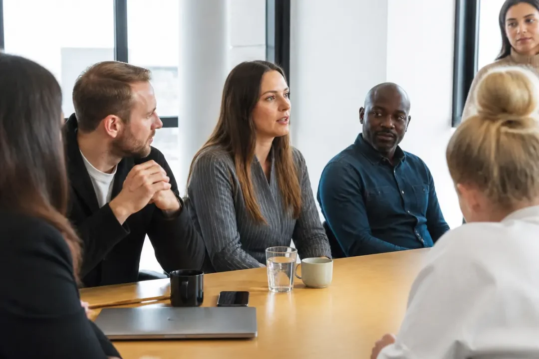 Groupe de travail en réunion, discutant des stratégies de CSE HM