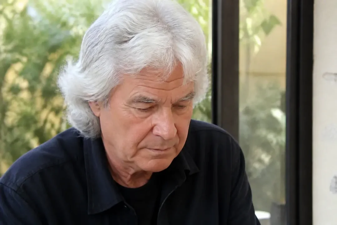 Homme aux cheveux blancs pensif, référence à la fortune de Daniel Guichard.