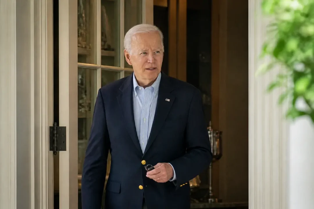 Homme en costume sortant par une porte symbolisant la fortune de Joe Biden