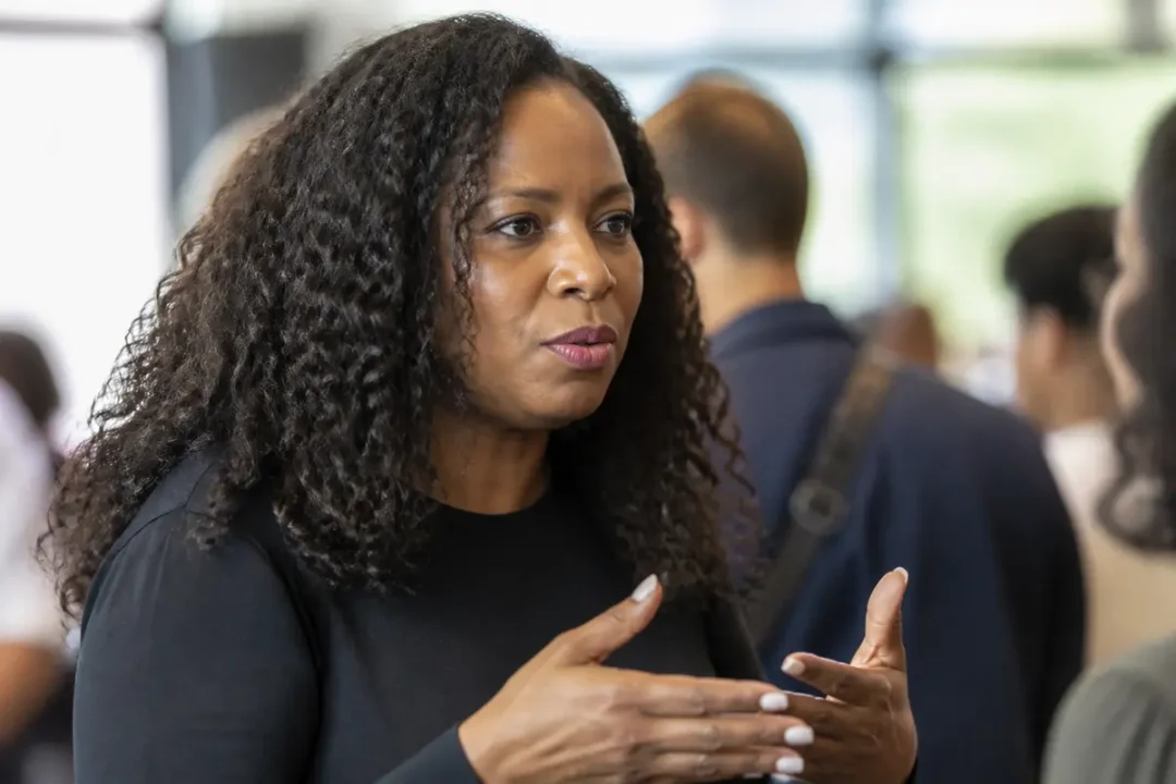 Femme discutant lors d'un événement, symbole de la fortune professionnelle de Kelly Massol