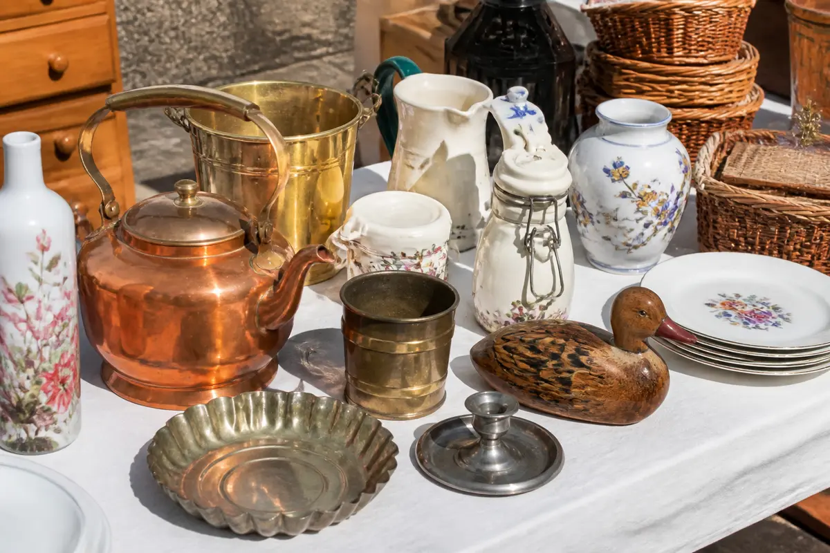 Objets vintage en métal et céramique sur table, présentés par la marque Sonstiges