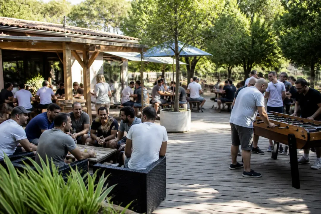 Personnes profitant d'un moment convivial en extérieur pendant les vacances avec PRO BTP
